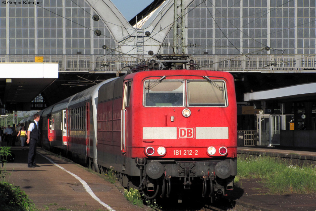 Nachdem die 181 212-2  Luxembourg  mit dem IC 360 (Strabourg-Mnchen) Karlsruhe Hbf erreicht hat, wird sie vom Zug abgekuppelt. Dabei steht sie wenige Minuten mit eingeklappten Stromabnehmer vor dem Zug im Karlsruher Hbf. Aufgenommen am 28.06.2011.