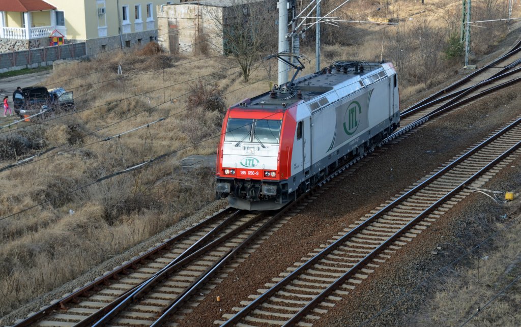 Nachdem 185 548 an einen Kesselwagenzug rangiert wurde, wurde auch 185 650 in Fahrt gebracht. Sie verschwand kurz danach Lz Richtung Wittenberg. Fotografiert in Bitterfeld.
