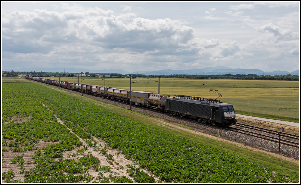Nachdem 189 841 als Lokzug von Wien Erdbergerlnde nach Ebenfurth kam bespannte sie dort den TEC 41134, den sie im Anschluss nach Passau bringt.
Zu sehen ist der Zug hier bei der Ausfahrt aus Ebenfurth.