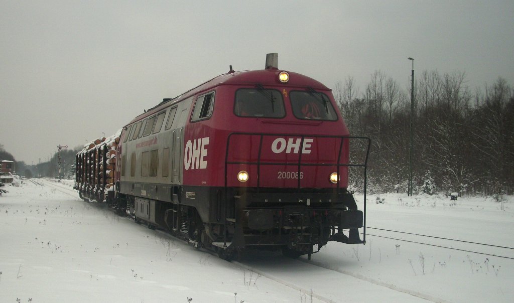 Nachdem 200086 den mit einen BW Lkw beladenen Wagen in der Kaserne abgestellt hat, kam er mit nur noch einen Wagen zurck. (12.01.10)