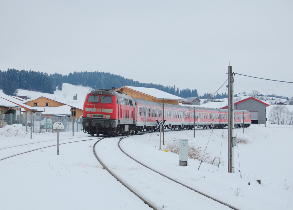 Nachdem 218 360-6 eine kurze Zeit lang wieder fr ihr Heimat-BW Mhldorf unterwegs war, luft sie nun wieder als Leihlok beim BW Kempten. Am 30.12.10 kam sie unter anderem mit dem RE 57511 auch auf der Knig-Ludwig-Bahn zum Einsatz. Nach einer lngeren Mitfahrt nahm ich die Lok dann bei der akustisch reizvollen Ausfahrt von Weizern-Hopferau auf.