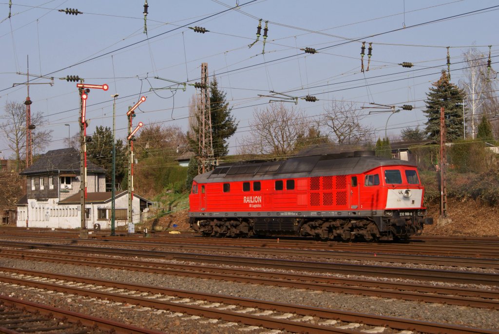 Nachdem 232 906-8 ihren leeren Zug im Gbf abgestellt hat, fhrt sie als Lz wieder weg. In Krze wird eine 294 dann den voll beladenen Zug aus dem Anschluss in den Gbf ziehen und den leeren mitnehmen. (Dsseldorf-Rath, 28.03.2012)