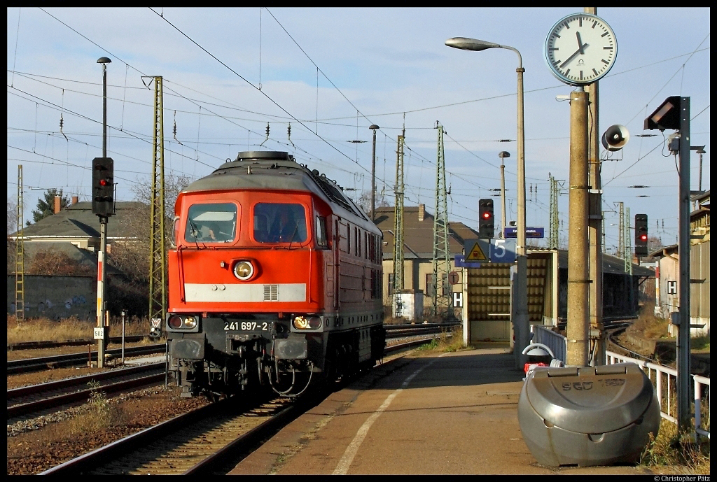 Nachdem 241 697-1 einen Kesselzug von Rhsa nach Coswig (Bz. Dresden) gebracht hat, verlsst sie den Bahnhof wieder gen Dresden. (03.12.2011)