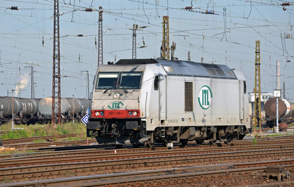 Nachdem 285 106 einen Kesselwagenzug nach Grokorbetha brachte, rangierte sie bers Gleisvorfeld und verschwand anschlieend Lz Richtung Halle/Leipzig. Fotografiert am 03.09.11.