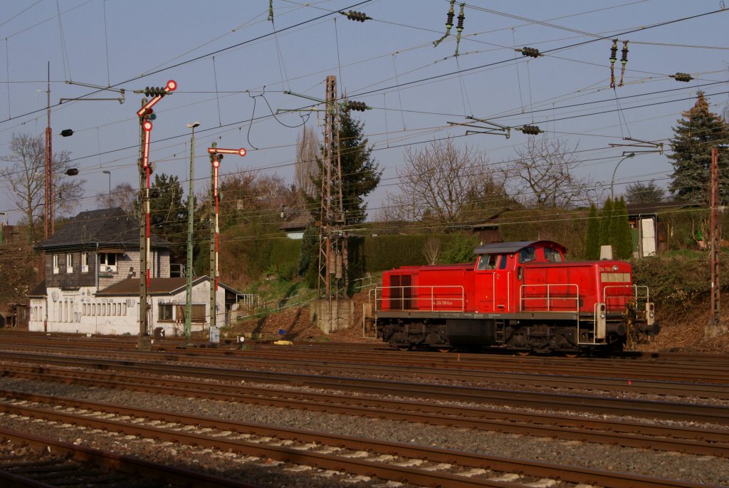 Nachdem 294 700-0 ihren beladenen Stahlrhrenzug in den Rather Gbf gebracht hat, fhrt sie Lz wieder weg. (Dsseldorf-Rath am 28.03.2012)