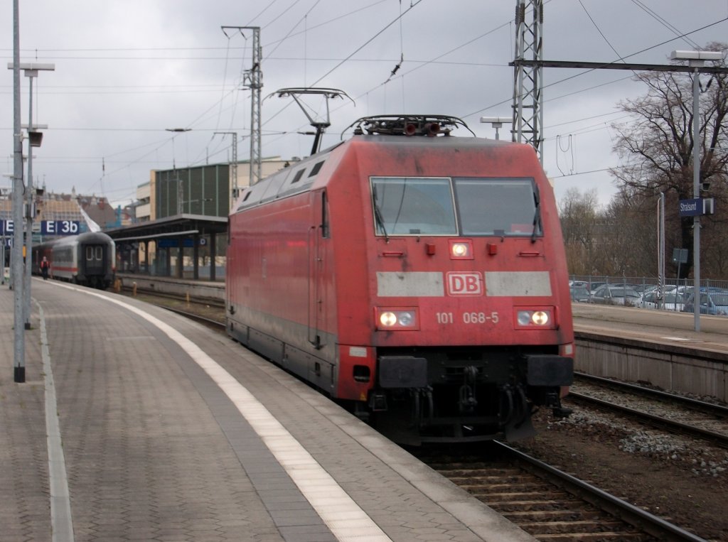 Nachdem 362 853 den Wagenpark f�r den EC 379 Stralsund-Brno am Bahnsteig in Stralsund bereit gestellte hatte,konnte sich 101 068,am 09.April 2010, an den Zug setzen und ihn bis Dresden bringen.