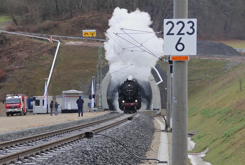 Nachdem 52 1360-8 den Zug in die Tunnelrhre geschoben hat, kommt sie kurz darauf mit viel Danmpf und Buhei im Rahmen der groen Erffnungsfeier der neuen sdlichen Tunnelrhre des Bebenroth-Tunnels wieder heraus. Aufgenommen am 17.12.2012.