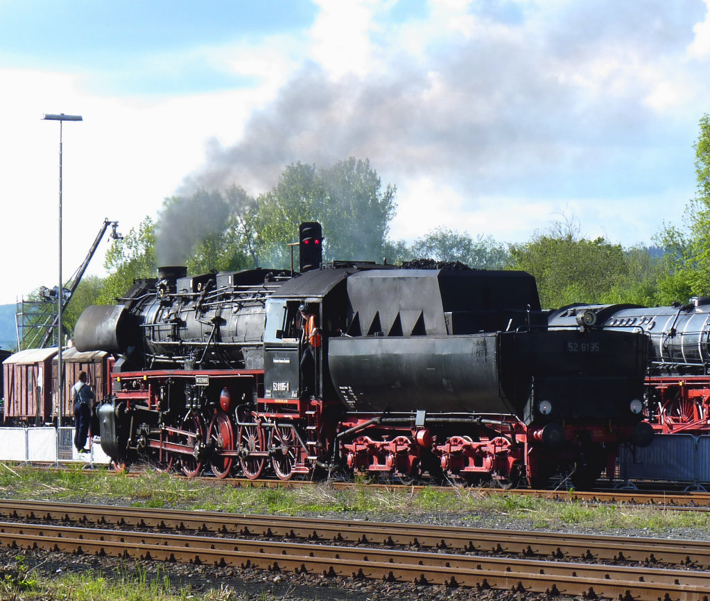 Nachdem 52 8195 ihren Sonderzug ber die Schiefe Ebene aus Marktschorgast zurck gebracht hat, darf sie erst einmal zum Auffrischen der Vorrte.

23 Mai 2010 Neuenmarkt-Wirsberg.