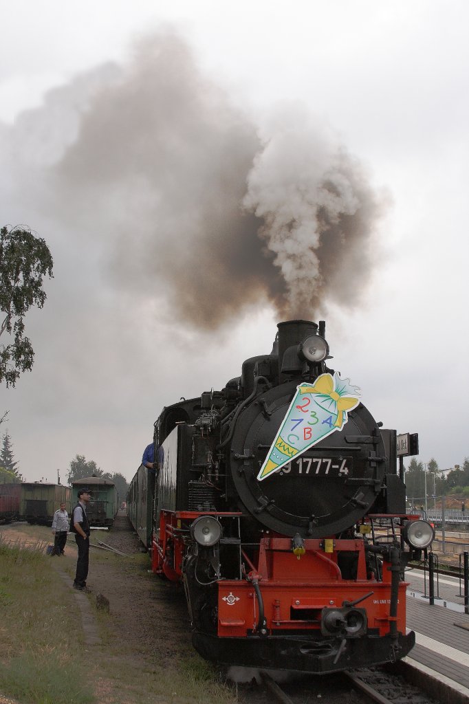 Nachdem 99 1777 am 31.08.2012 im Bahnhof Radebeul-Ost an Zug P3008 angekuppelt hat, wird fr die Fahrt nach Radeburg krftig eingeheizt!