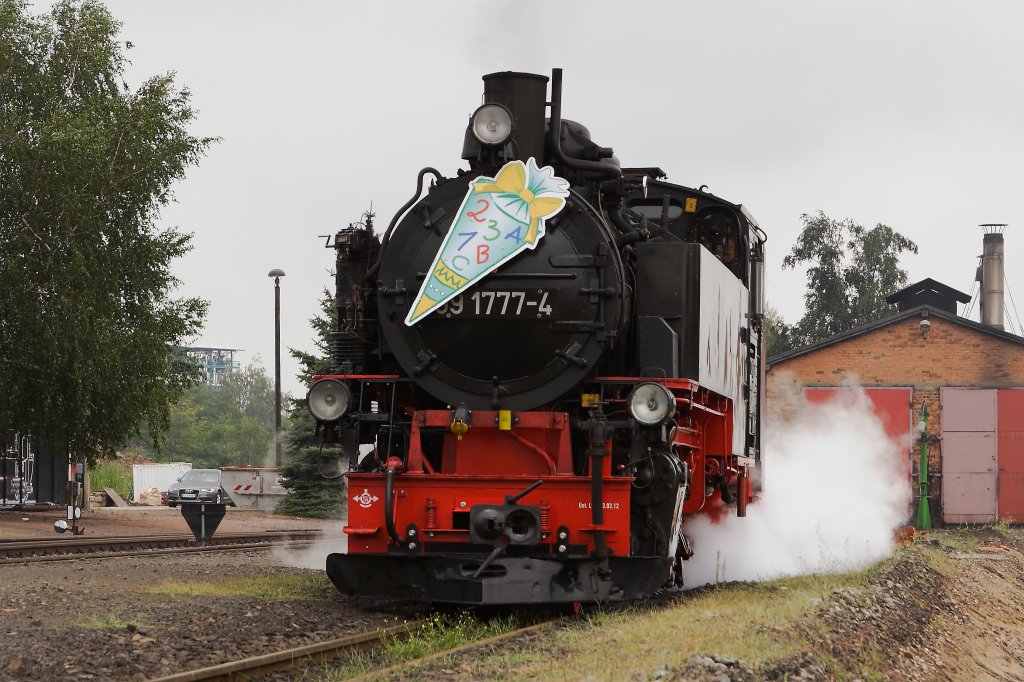Nachdem 99 1777 am Nachmittag des 31.08.2012 im Bw Radebeul-Ost ihre Wasservorrte ergnzt hat, geht es jetzt, frisch gestrkt, zum Bahnsteig des gleichnamigen Bahnhofes um den Zug P3008 nach Radeburg zu bernehmen.