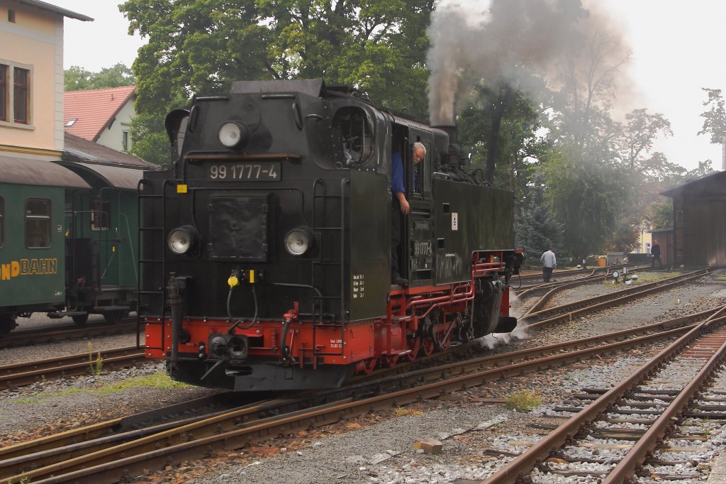 Nachdem 99 1777 am Nachmittag des 31.08.2012 ihren Zug P3008 aus Radebeul im Bahnhof Radeburg abgeliefert hat, ist sie jetzt auf Rangierfahrt ins Bw, um Wasser f�r die R�ckfahrt zu nehmen.