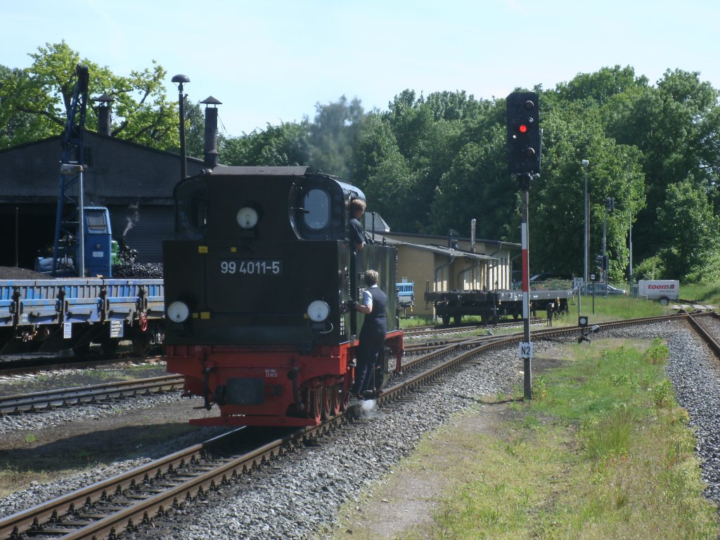 Nachdem 99 4011,am 05.Juni 2013,den P106 von Göhren nach Lauterbach Mole und den P109 von Lauterbach Mole zurück bis Putbus geschoben hatte,hatte sich auch die Lok in Putbus ihre wohlverdiente Pause verdient.Hier ist die Lok in Putbus unterwegs zur Einsatzstelle.