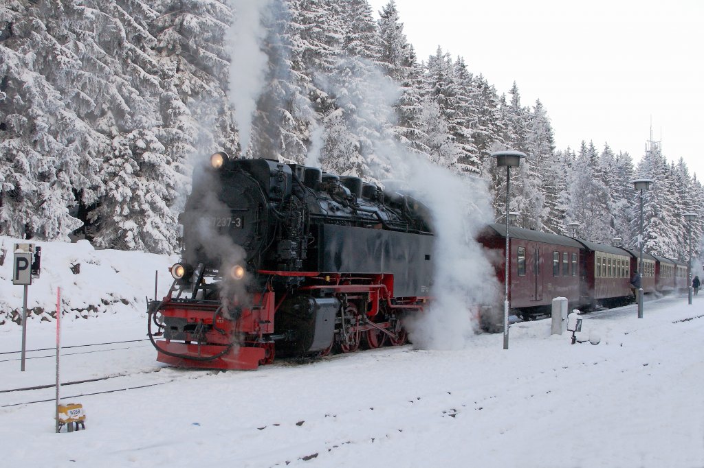 Nachdem 99 7237 am 25.01.2013 im Bahnhof Schierke nochmals ihre Wasservorrte ergnzt hat, ist sie mit ihrem Zug P8937 bereit zur Fahrt auf der Steilstrecke in Richtung Brocken. Auch ich sollte jetzt wieder einsteigen, denn sonst sehe ich von meinem Zug nur noch die Schlusignale!!