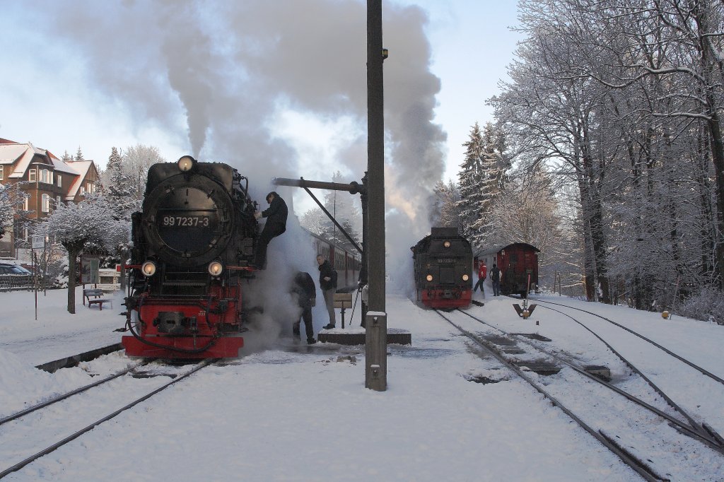 Nachdem 99 7237  mit P8937 am 25.01.2013 die erste starke Steigung nach Drei Annen Hohne hinauf bewltigt hat, mu sie hier, im gleichnamigen Bahnhof, erstmal ihren gewaltigen Durst lschen! Auch eine Durchsicht durch das Lokpersonal ist erforderlich, denn der schwierigste Teil der Strecke, zum Brocken hinauf, steht noch bevor! Da mu alles reibungslos funktionieren! Rechts steht 99 7232 mit P8929 nach Nordhausen und ganz rechts 99 7247 mit P8904 von Eisfelder Talmhle in Richtung Wernigerode.