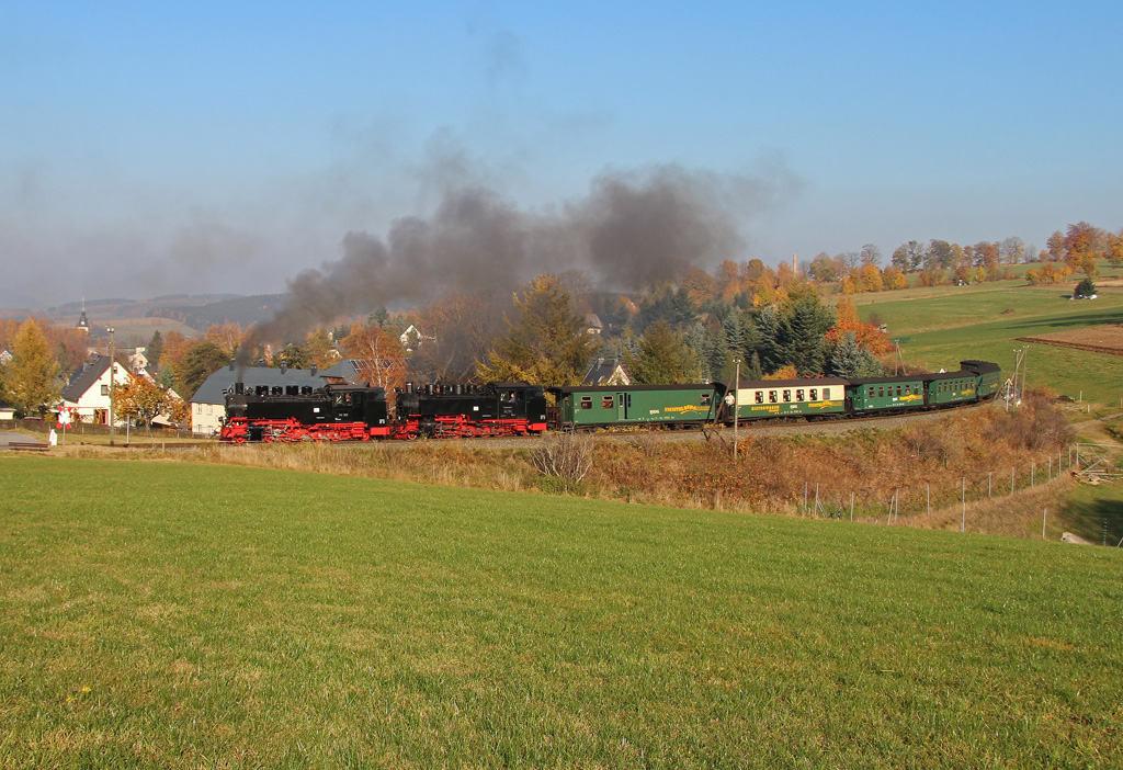 Nachdem 99 789 einige Zeit zur Untersuchung in der Lokwerkstatt der SDG in Oberwiesenthal weilte, hatte sie am 23.10.2012 Abnahmefahrt.Hier in der Ortslage Cranzahl.