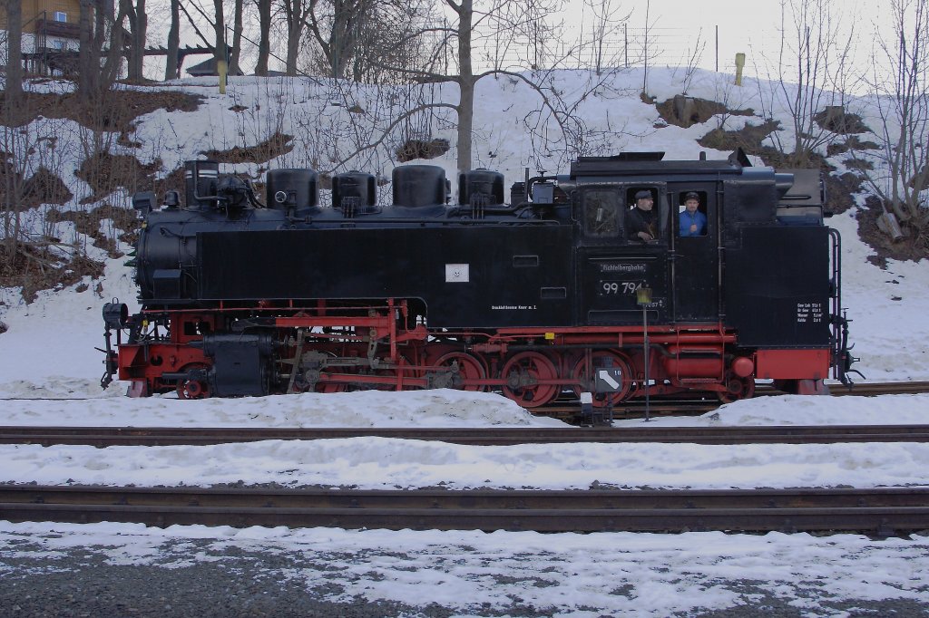 Nachdem 99 794 am 30.12.2012 ihren Zug P1003 im Bahnhof Oberwiesenthal abgeliefert hat, fhrt sie jetzt ins Bw zum Wasserfassen.
