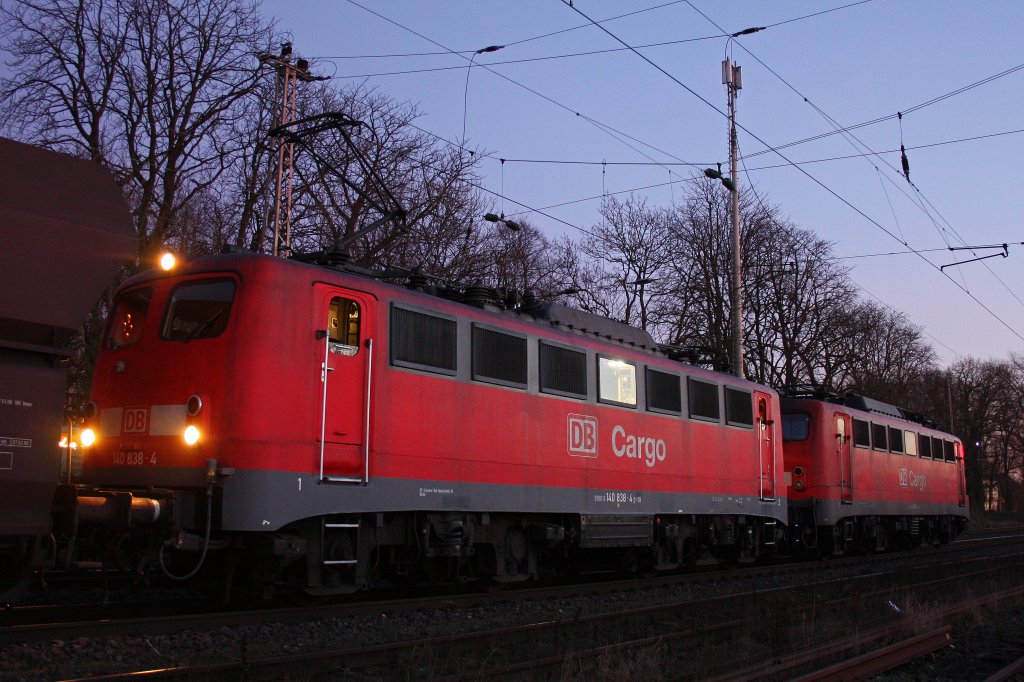 Nachdem die Abschlepplok (151 056) aus Kln-Eifeltor angekommen war wurde die beiden 140er vom Kohlezug abgekuppelt und setzte sich dann vor die 151.Hier die 140 838 und die 140 810,welche am 16.1.12 defekt abgeschleppt werden mussten.Aufgenommen in Ratingen-Lintorf. 