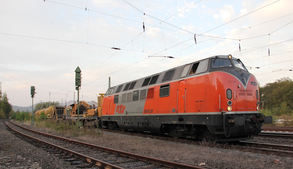 Nachdem die Adams durch waren, hatte auch 221 134-0 ihren lngeren Signalhalt in Eschwege West beendet und kam mit ihrem Bauzug weiter in sdlicher Richtung und damit endlich in Kameranhe. Aufgenommen am 03.10.2011.