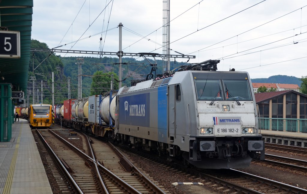 Nachdem am 04.07.13 im Bahnhof Decin ein weiterer Lokfhrer zugestiegen war, setzte 186 182 der Metrans ihre Fahrt durch Tschechien fort.