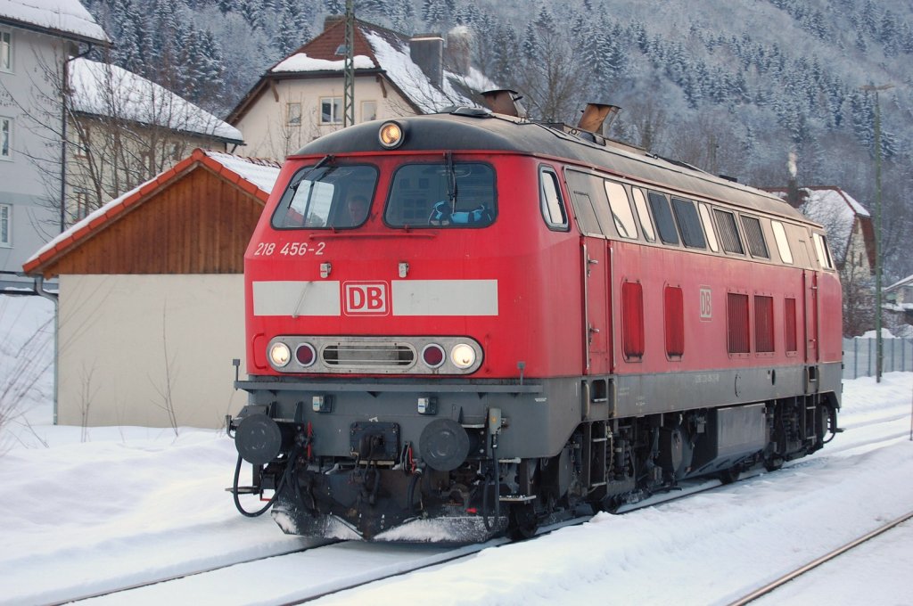 Nachdem am 20. Februar 2010 der IC 2085 mit seiner fhrenden Ulmer 218 456-2 in Immenstadt zum Stehen kam, wurde die Lok abgekuppelt, um an das andere Ende des Zuges zu setzen und so weiter nach Oberstdorf zu fahren. Hier sieht man sie nun also gerade beim Umsetzen ber Gleis 4 des beschaulichen Bahnhofes.