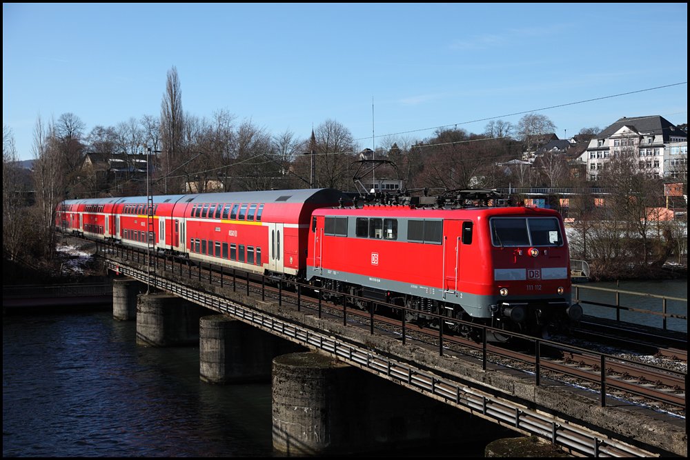 Nachdem am Vortag wieder ordentlich Schnee gefallen ist *freu* war der 07.03.2010 ein schner sonniger Wintertag. 111 112 berquert mit dem RE4  Wupper-Express  den Harkortsee.