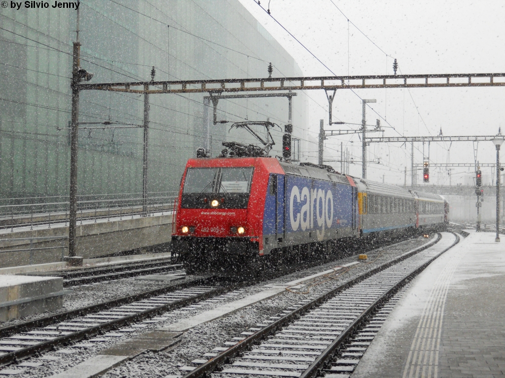 Nachdem Andreas Hackenjos den Extrazug der Konzernleitung von SBB Cargo im Schwarzwald fotografierte, erwischte ich das Gespann mit der fhrenden Re 482 035-3 und die nicht sichtbare Re 482 022-1 in Basel SBB am 27.11.2010