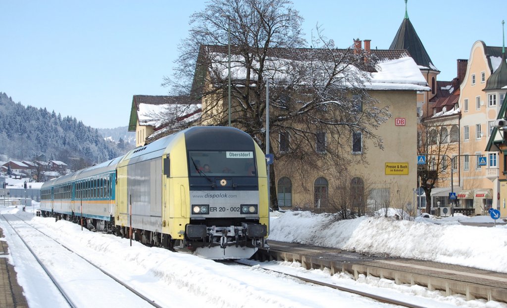 Nachdem der aus Mnchen kommende ALX in Immenstadt geteilt wurde, verlsst der angemietete ER 20-002 nun mit seinem Zug nach Oberstdorf am Haken den Bahnhof in Richtung seines Zielortes.