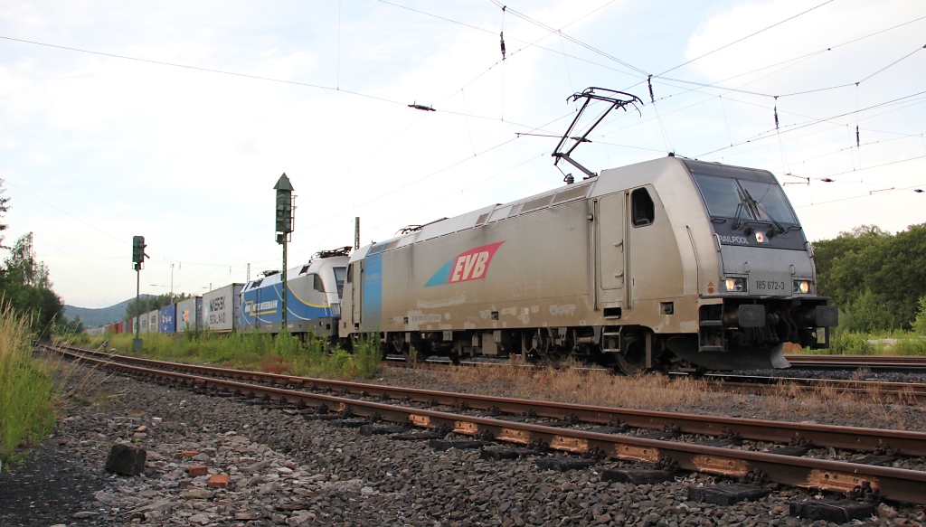 Nachdem der AZ durch war, konnten auch 185 672-3 mit Wagenlok 1116 911-7 und ihrem Containerzug ihre Fahrt gen S�den fortsetzen. Aufgenommen am 01.07.2012 in Eschwege West.