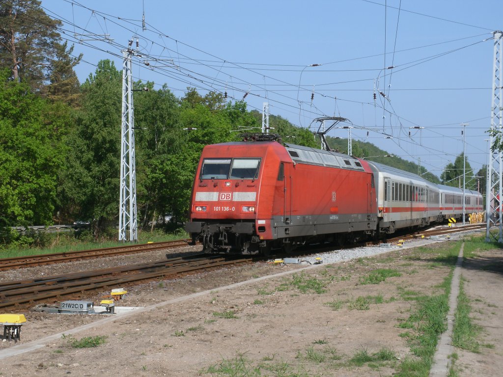 Nachdem der Bahnsteig 2 in Binz wieder frei war,konnte 101 136 mit dem Leerpark,fr IC 2213 nach Stuttgart,am 21.Mai 2011 vom Abstellgleis zum Bahnsteig vorziehen.