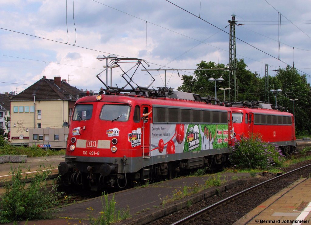 Nachdem die beiden 110er die Autoslaaptrains von Basel nach Venlo gebracht haben, kommen 110 491-8 mit Ferrero Werbung und 110 489-2 auf dem Weg nach Kln durch Mnchengladbach. Viele Gre zurck an alle auf der Lok und die getroffenen Fotografen. Juli 2012 