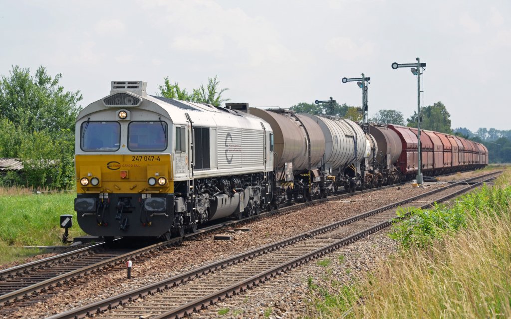 Nachdem die beiden Mllzge aus Richtung Mhldorf Tssling passiert hatten, konnte 247 047 mit ihrem Gterzug die Fahrt am 04.07.12 nach Mhldorf fortsetzen.
