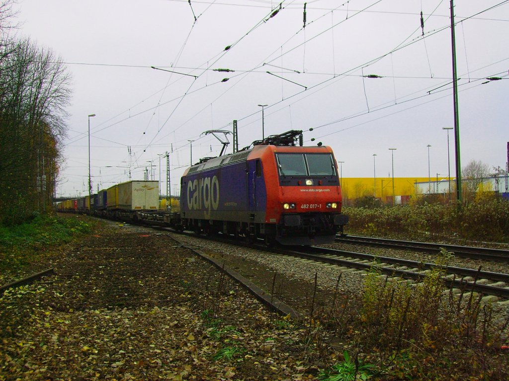 Nachdem Besuch im Modellbahngeschft ging es noch zur groen Eisenbahn. genauer an die Zufahrt zum Gterbahnhof. 482 017-1 hat ebendiesen jedoch am 17.11.2012 gerade verlassen und ist auf dem Weg gen Norden, als sie die ehemalige Ausfdelung nach Durlach passiert (im Vordergrund deutlich erkennbar, bzw. bei GoogleEarth noch vorhanden)