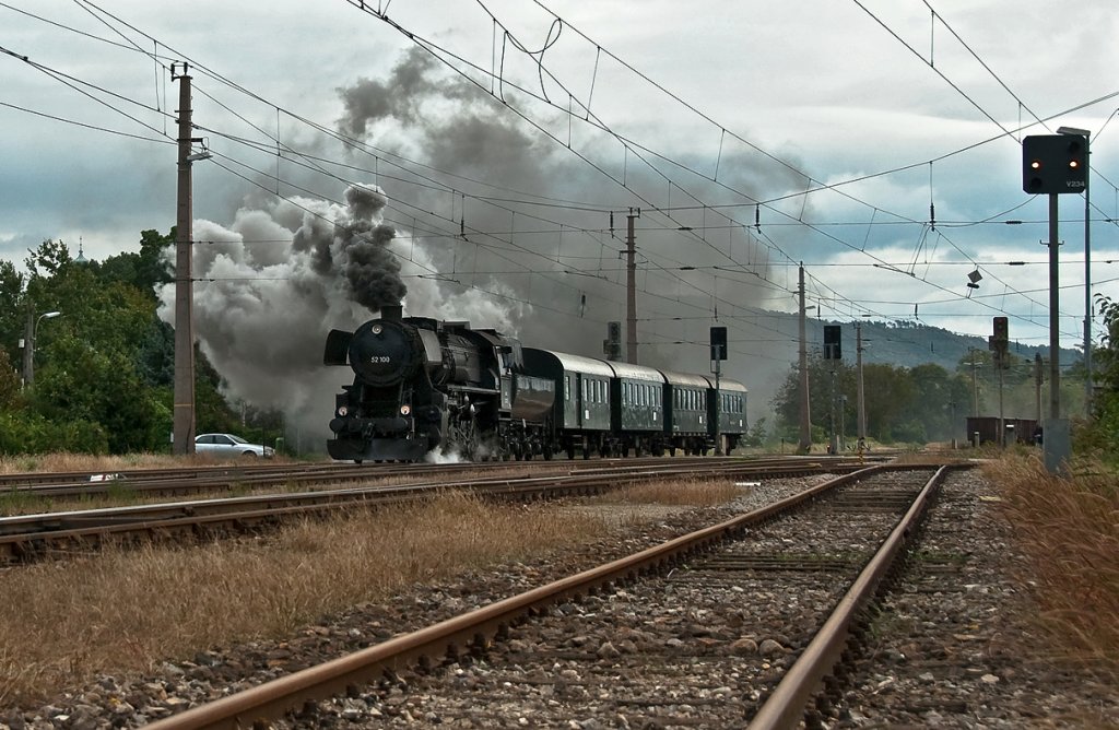 Nachdem die BR 52 100 aufgrund des starken Herbstwindes halb Korneuburg eingenebelt hat, gehts mit REX 7396 weiter bis nach Ernstbrunn. Korneuburg, am 26.09.2010.
