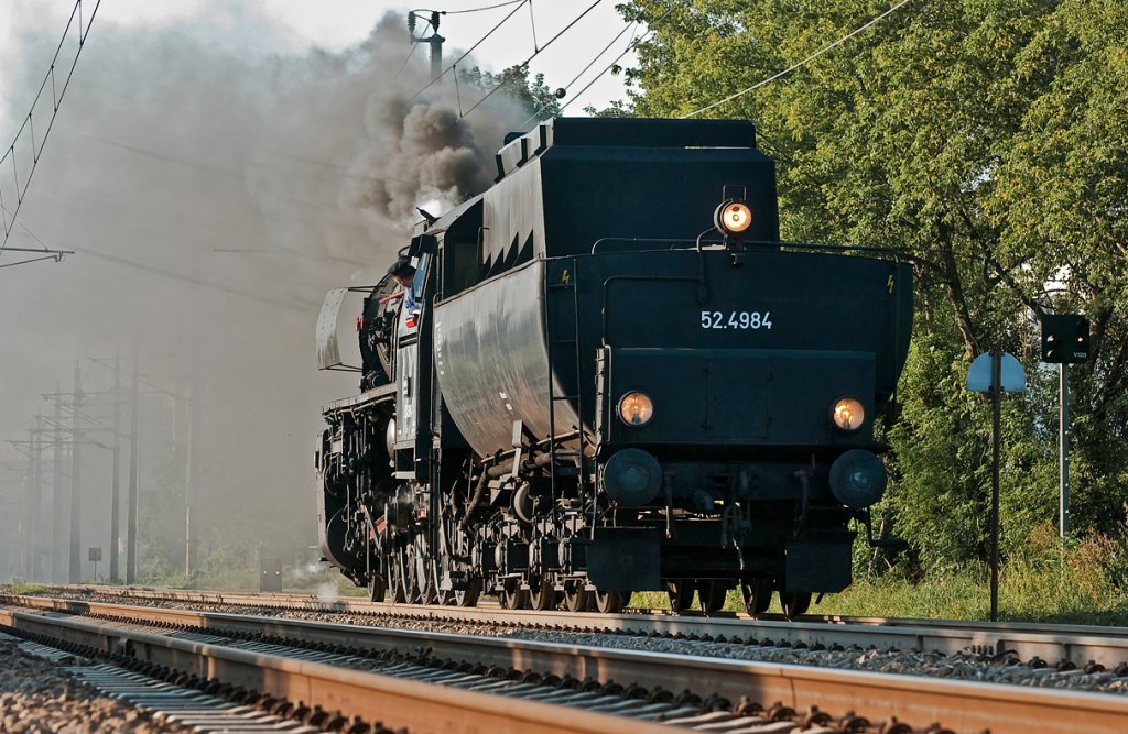 Nachdem die BR 52.4984 den Nostalgie Express  Leiser Berge  von Ernstbrunn nach Korneuburg gebracht hatte, fuhr sie als Lz nach Strasshof. Korneuburg, am 22.08.2010.
