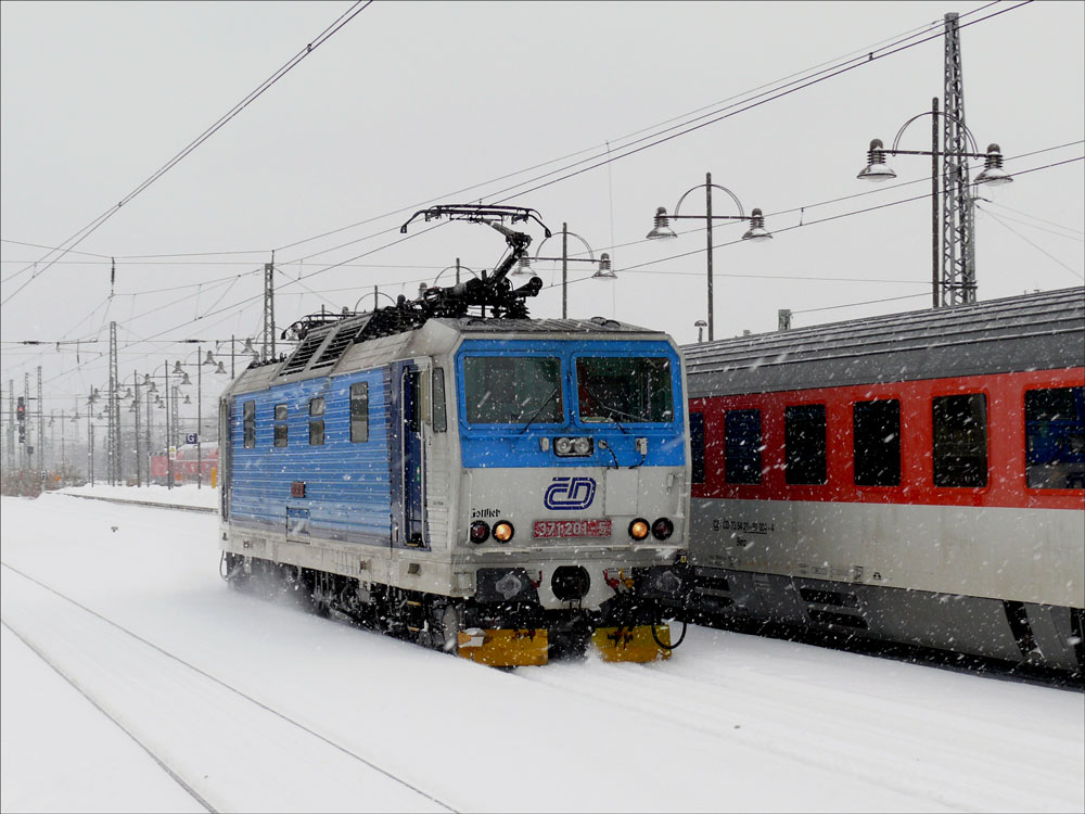 Nachdem CD 371 201  Gottlieb  (ex DB 180 001) den EC 176 aus Brno (Brnn) nach Dresden Hbf. gebracht hat, fhrt diese Kndelpresse in die Warteposition, um dann den EC 175 aus Hamburg-Altona nach Budapest zu bernehmen; 15.12.2010
