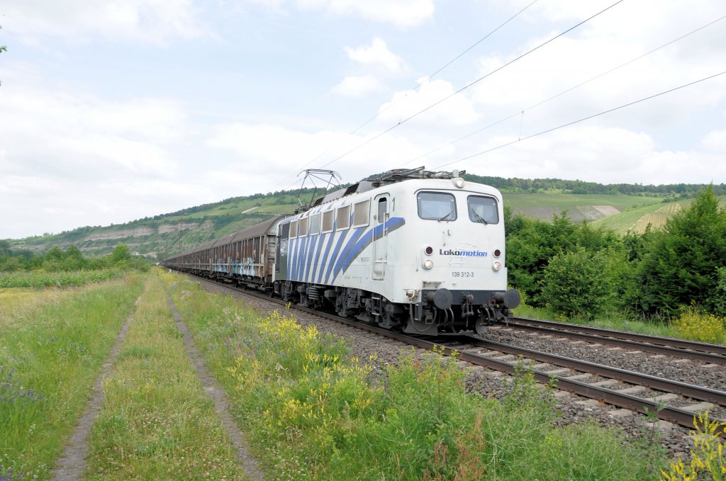 Nachdem E42 den Geist aufgegeben hat mute halt 139 312 am 23.06.10 den `Windelbomber´ von Langenfeld nach Wassertrdingen ziehen. Fotographiert wurde das ganze mit blicher Fotowolke und den blichen -240 in Thngersheim