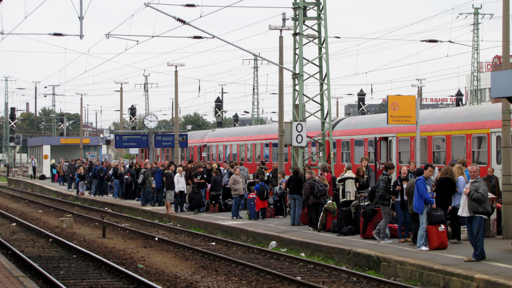 Nachdem der EC 341  Wawel  am 04.10.2010 in Rathenow, wegen einer Trstrung, geendet war, mussten alle Fahrgste mit dem RE nach Cottbus kommen. Also sieht man hier alle Fahrgste, die in Richtung Polen wollen. Und das sind nicht gerade wenige... Cottbus Hbf am Gleis 5.