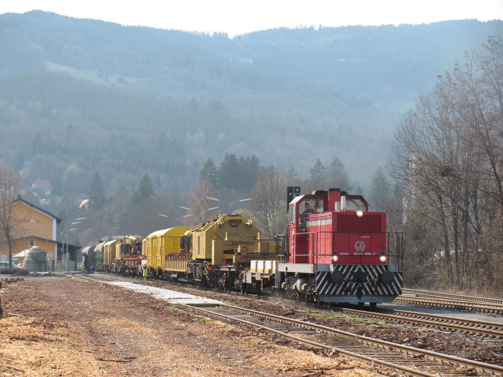 Nachdem die eingesetzte Gleisstopfmaschine bereits am Morgen mit eigener Kraft richtung Graz-Kflacherbahnhof gefahren ist,bleiben noch die beiden Schienenkrne, Schotterwagen und ein Rns brig welche allesamt von DH1500.6 am Nachmittag als G71382 nach Graz gebracht wurden.