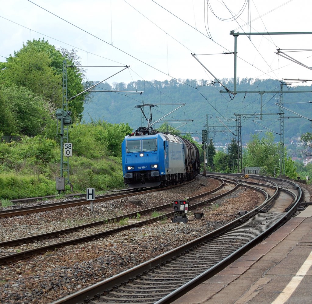 Nachdem einige Quietschies unfotografiert gelassen wurde, bettigte ich dann schlielich fr 185  526-1 mit einem Kesselwagenzug Richtung Kornwestheim wieder den Auslser. Das Bild stammt vom 16.5.2010 und wurde in Geislingen (Steige)-West aufgenommen. Die Lok ist gerade brigens fr die HGK unterwegs.