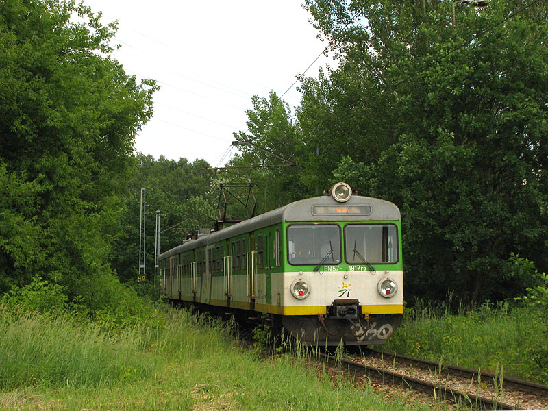 Nachdem EN57-1917 den Betriebshof Warszawa Grochw verlassen hat, fhrt er nach Warszawa Wschodnia, um eine Reise nach Radom als KM-12249 zu beginnen (13.06.2010).