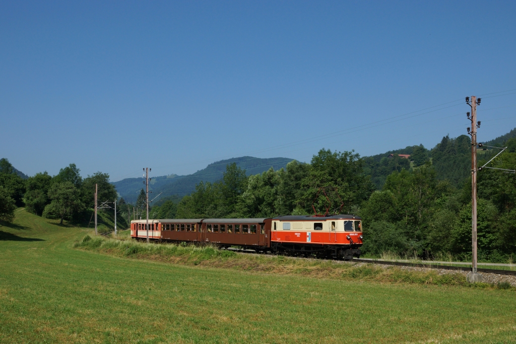 Nachdem erneut kein 4090 tauglich war befrderte 1099.001 den P 6802 talwrts. Loich, 20.06.2013