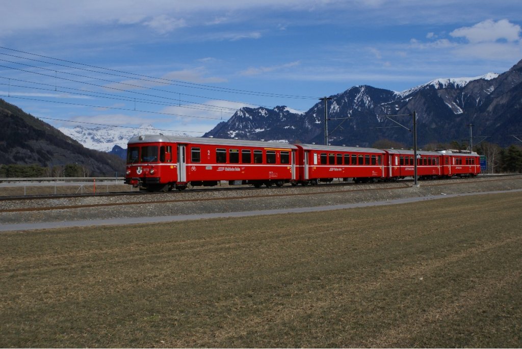Nachdem es am 22.2.10 rund zwei Stunden wechselhaft gewesen war, konnte sich die Sonne gegen Mittag endlich durchsetzten. Die Bilder sehen gleich viel besser aus. Ein Pendelzug mit dem ABDt 1711 nhert sich Felsberg.