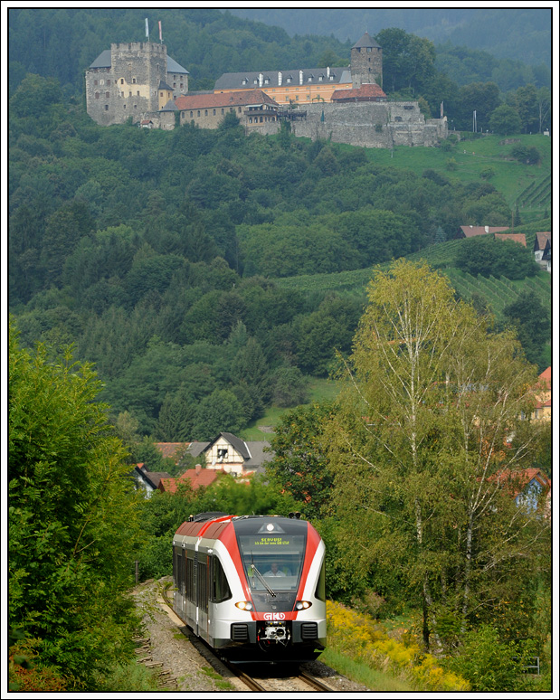 Nachdem es am 23.8.2010 die ersten Probefahrten auf dem GKB eigenen Streckennetz nach Kflach mit 5063 003 gab befuhr er am 24.8.2010 erstmals den Wieser Ast. Hier zu sehen als LP 8585 auf der Leibenfelder Hhe mit Blick auf die Burg Deutschlandsberg.
