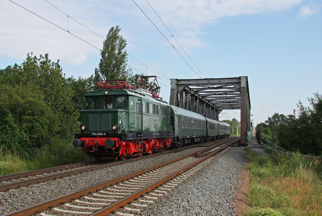 Nachdem es am Morgen des 25.06.2011 im Hbf.Halle/Saale zu einem Zusammentreffen mit E18 047 gekommen war, ist E44 044 (hier mit EDV-Beschilderung) mit dem Leipziger Museumszug auf dem Weg zu PIKO nach Sonneberg. Hier wird gerade s�dlich von Halle die Saale �berquert.