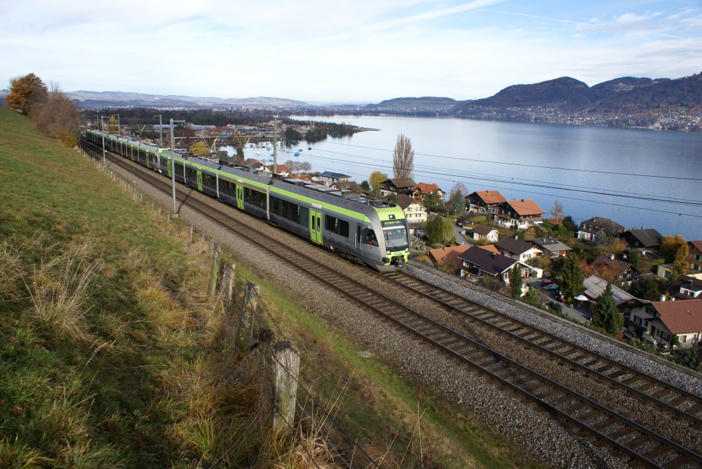 Nachdem es am Morgen noch bewlkt gewesen war, besserte sich das Wetter in Einigen ziemlich schnell. Als der RABe 535 109-3 bei meiner Fotostelle vorbeikam, schien die Sonne schon.