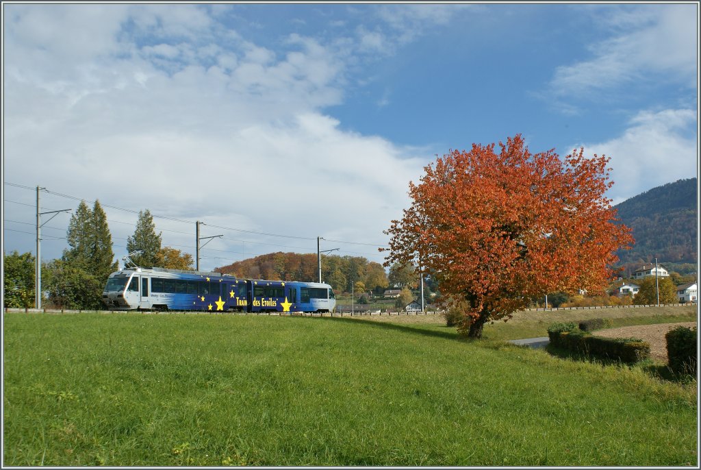 Nachdem es heute, je nach Höhenlage fast oder gar richtig schneite, hier noch ein Herbstbild aus bunteren Tagen: Der CEV  Train des Etoiles  auf dem Weg auf den  Les Pleiades  kurz nach der Haltestelle Château d' Hauteville am 30. Okt. 2010.