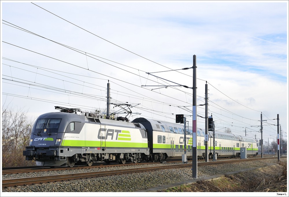 Nachdem es ihn in dieser Form nicht mehr lang geben wird, habe ich ein bisschen in der Fotokiste gekramt und ein paar ltere unverffentlichte CAT-Fotos hervorgeholt: 1116.142 mit dem 11:05h-Zug Richtung Wien Mitte; Nahe Klein Schwechat, 29.11.2009.