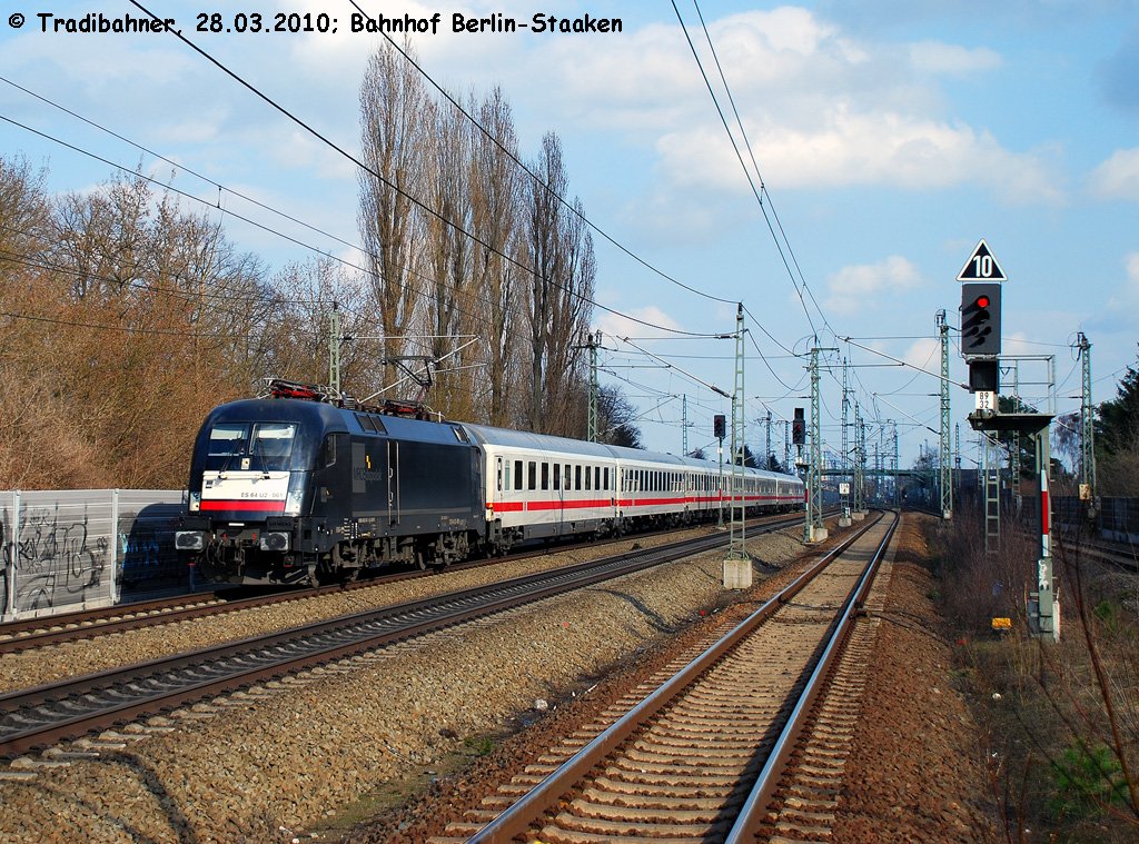 Nachdem ES64U2-061 am Morgen des 28.03.2010 den AZ 13304 aus Innsbruck nach Berlin brachte, bespannte sie am Nachmittag den IC 1923 nach Kln, hier vom Bahnsteig in Staaken
