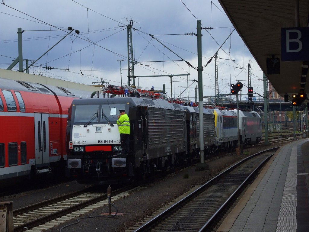 Nachdem der Eurosprinter mit seinen Loks eingetroffen war rangiert dieser auf den Lokzug von 185 565 von vorne nach hinten 189 102,189 288 und noch eine Lok der Baureihe 18 (1803) dann der Eurosprinter, Mannheim Hbf am 08.11.2009