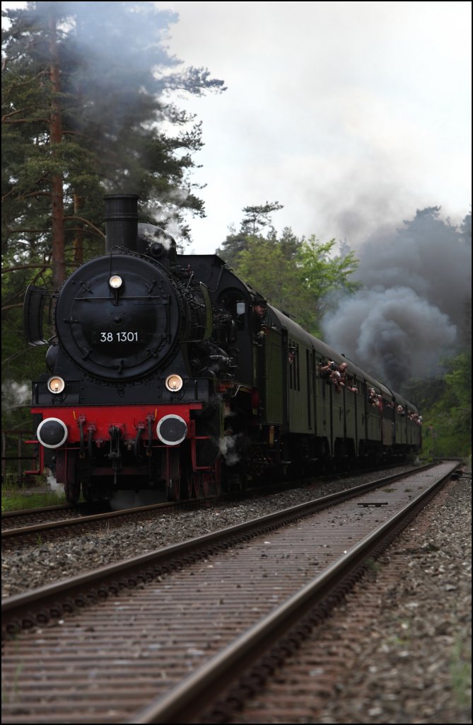 Nachdem die Fotostelle am Km 79,2 erklimmt wurde konnten 38 1301 und 64 491 auf dem Weg nach Marktschorgast abgelichtet werden. (23.05.2010)